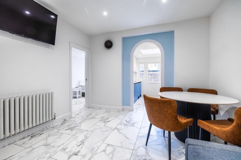 Luxurious 2 Bedroom Flat With Parking And Garden, 5 Mins Walk To Train Station And Bus Stop Opposite Londres