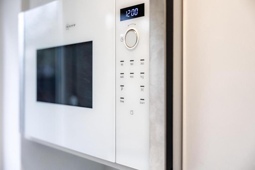 Luxurious 2 Bedroom Flat With Parking And Garden, 5 Mins Walk To Train Station And Bus Stop Opposite Apartamento