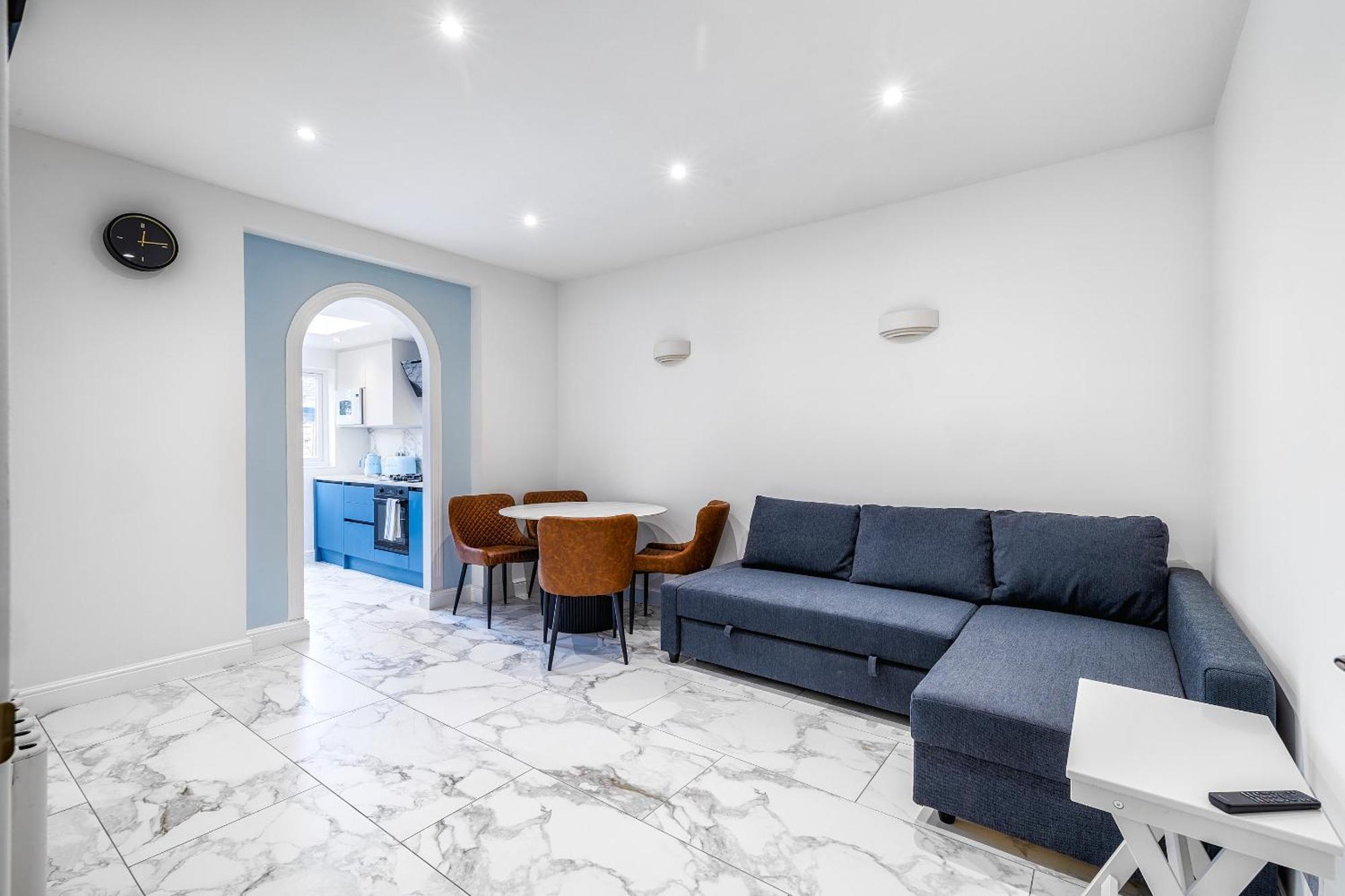 Luxurious 2 Bedroom Flat With Parking And Garden, 5 Mins Walk To Train Station And Bus Stop Opposite Apartamento *