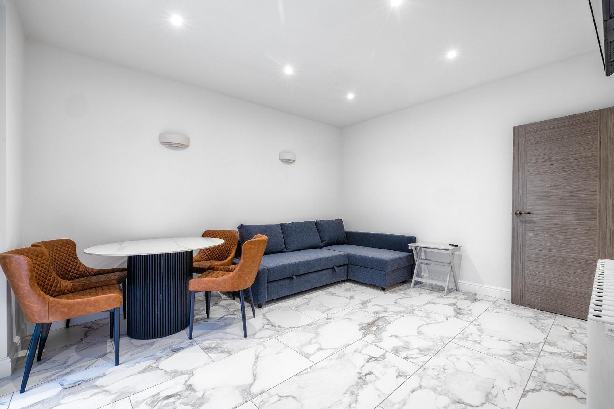 Apartamento Luxurious 2 Bedroom Flat With Parking And Garden, 5 Mins Walk To Train Station And Bus Stop Opposite Londres