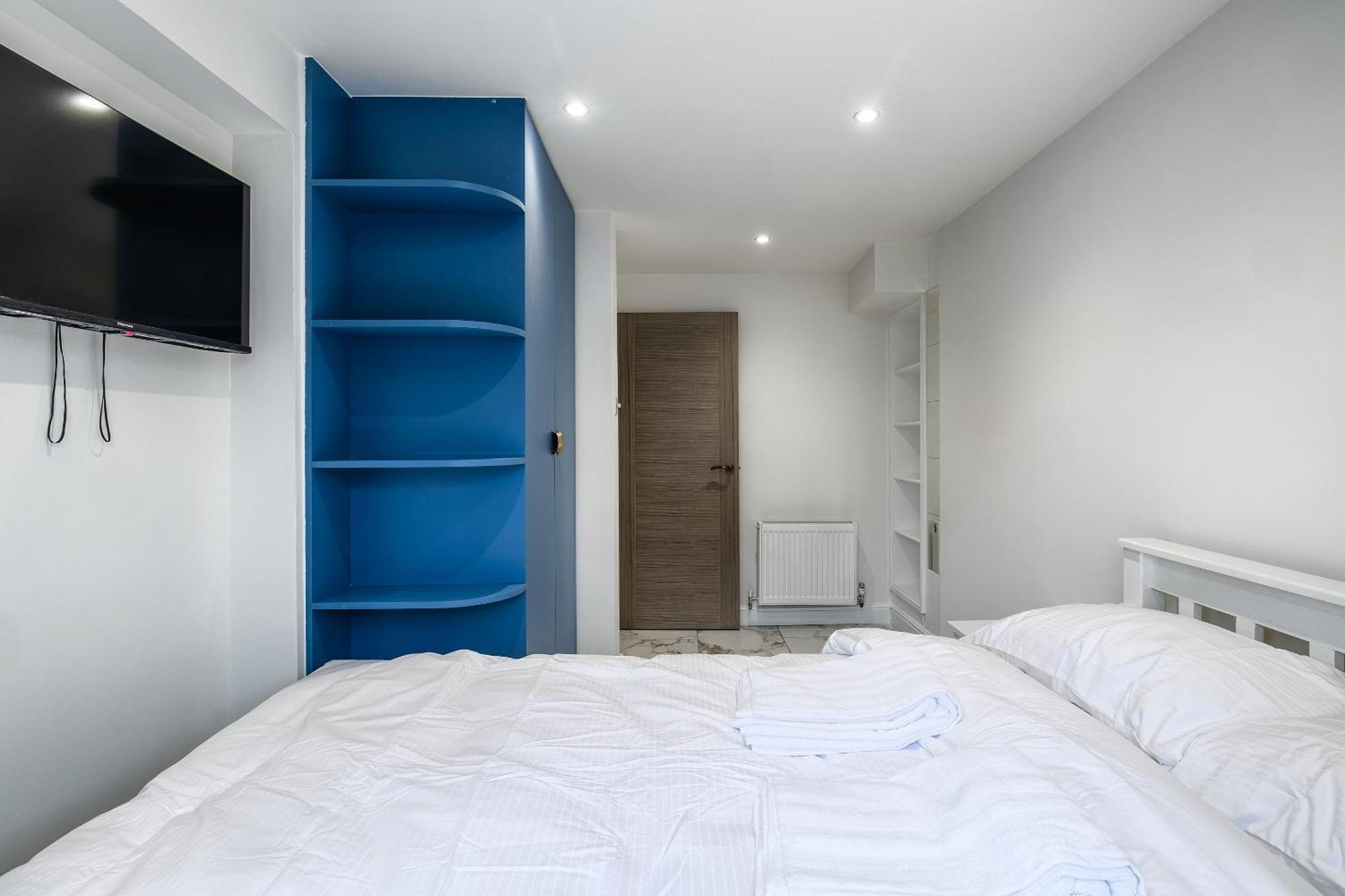 Luxurious 2 Bedroom Flat With Parking And Garden, 5 Mins Walk To Train Station And Bus Stop Opposite * Londres