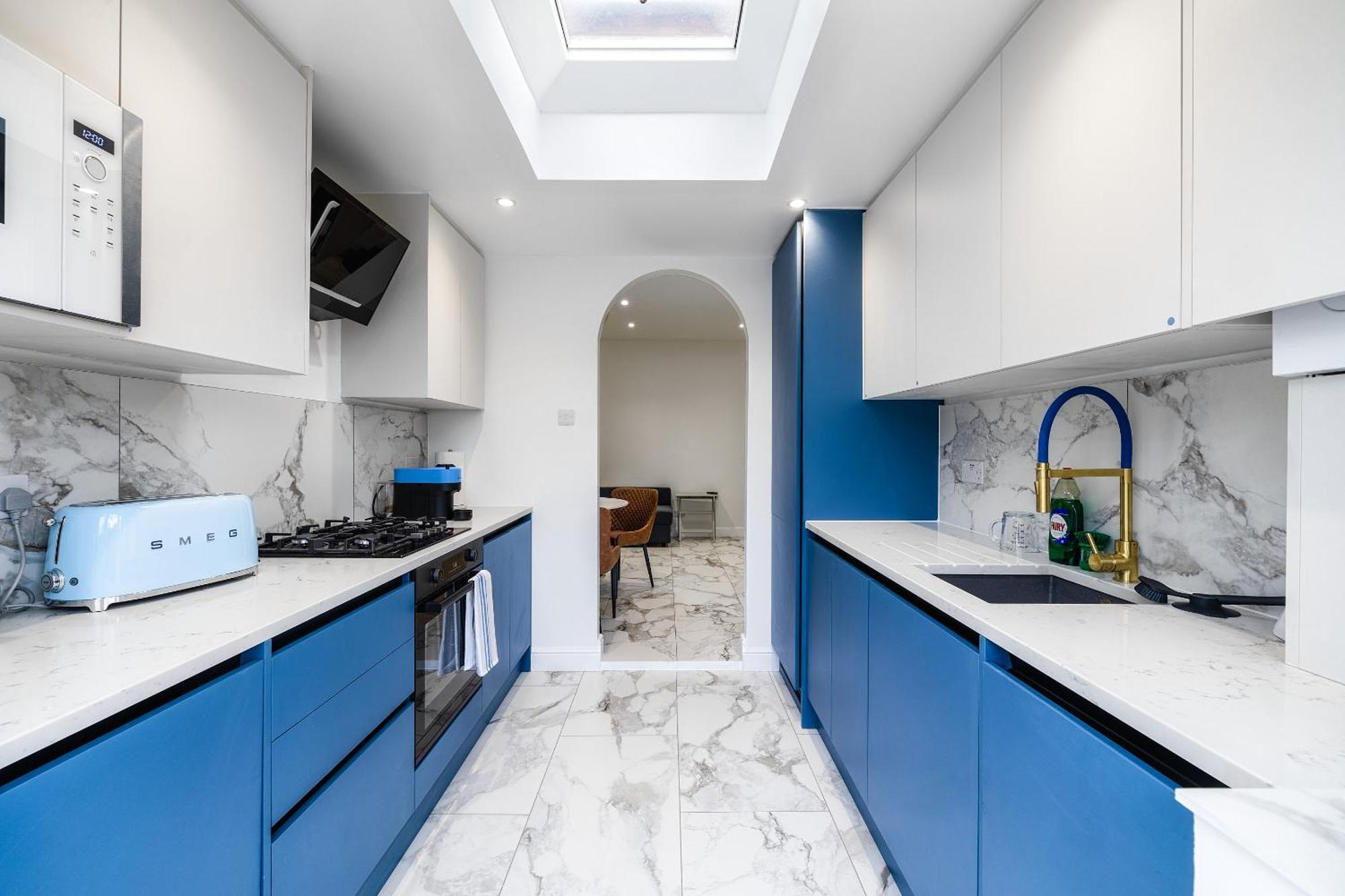 Luxurious 2 Bedroom Flat With Parking And Garden, 5 Mins Walk To Train Station And Bus Stop Opposite Londres
