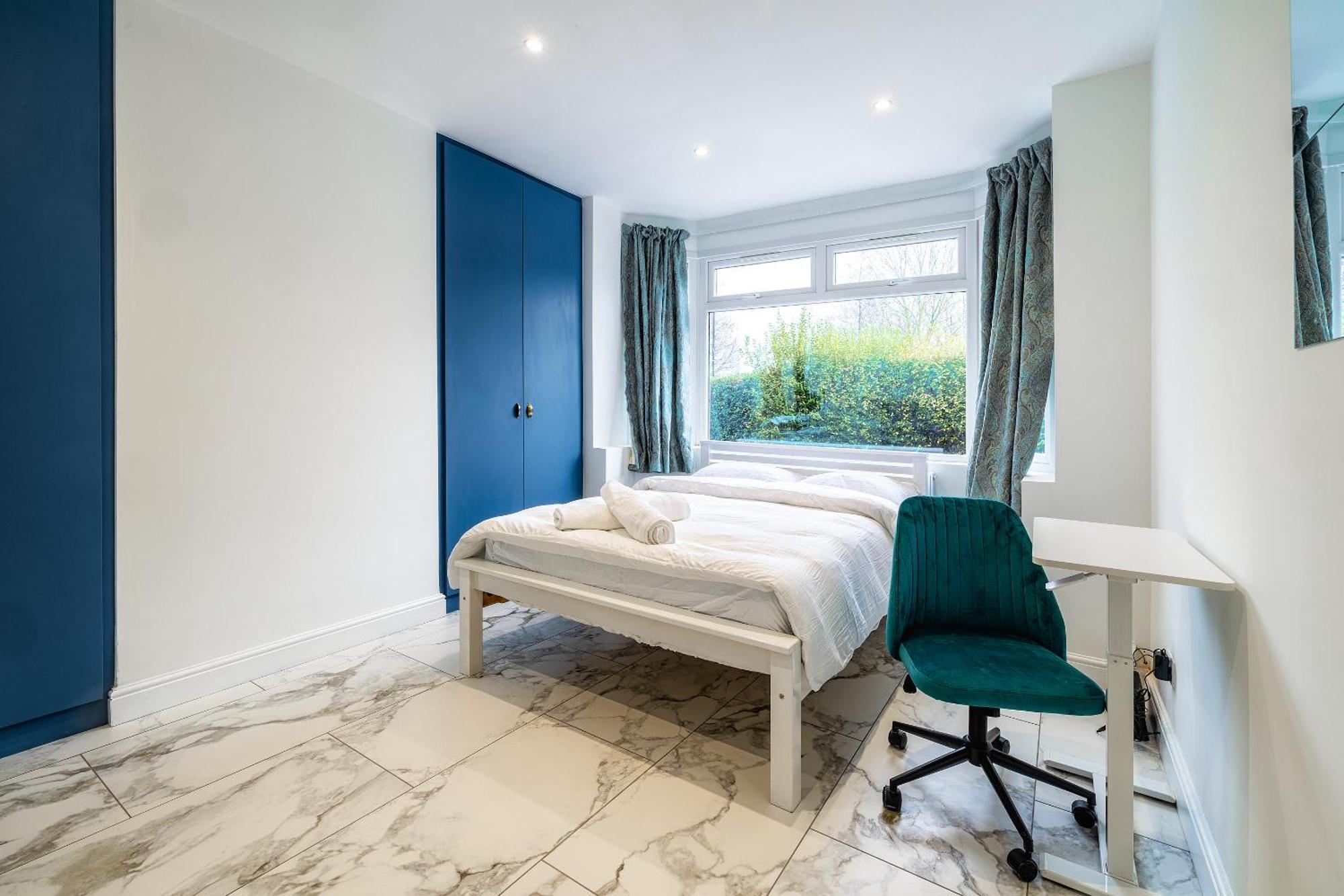 Apartamento Luxurious 2 Bedroom Flat With Parking And Garden, 5 Mins Walk To Train Station And Bus Stop Opposite Londres