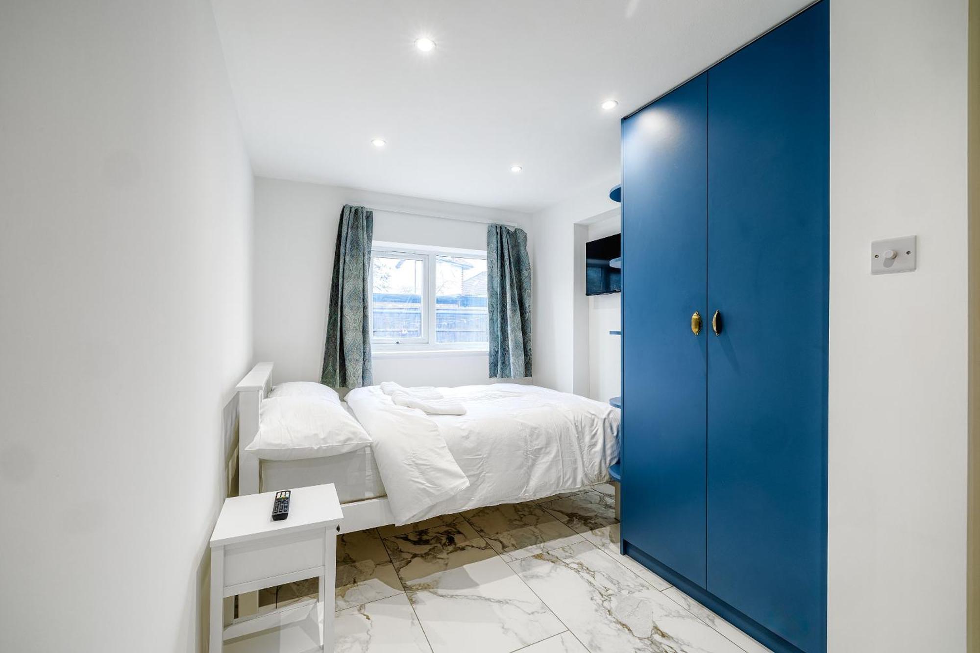 Apartamento Luxurious 2 Bedroom Flat With Parking And Garden, 5 Mins Walk To Train Station And Bus Stop Opposite *