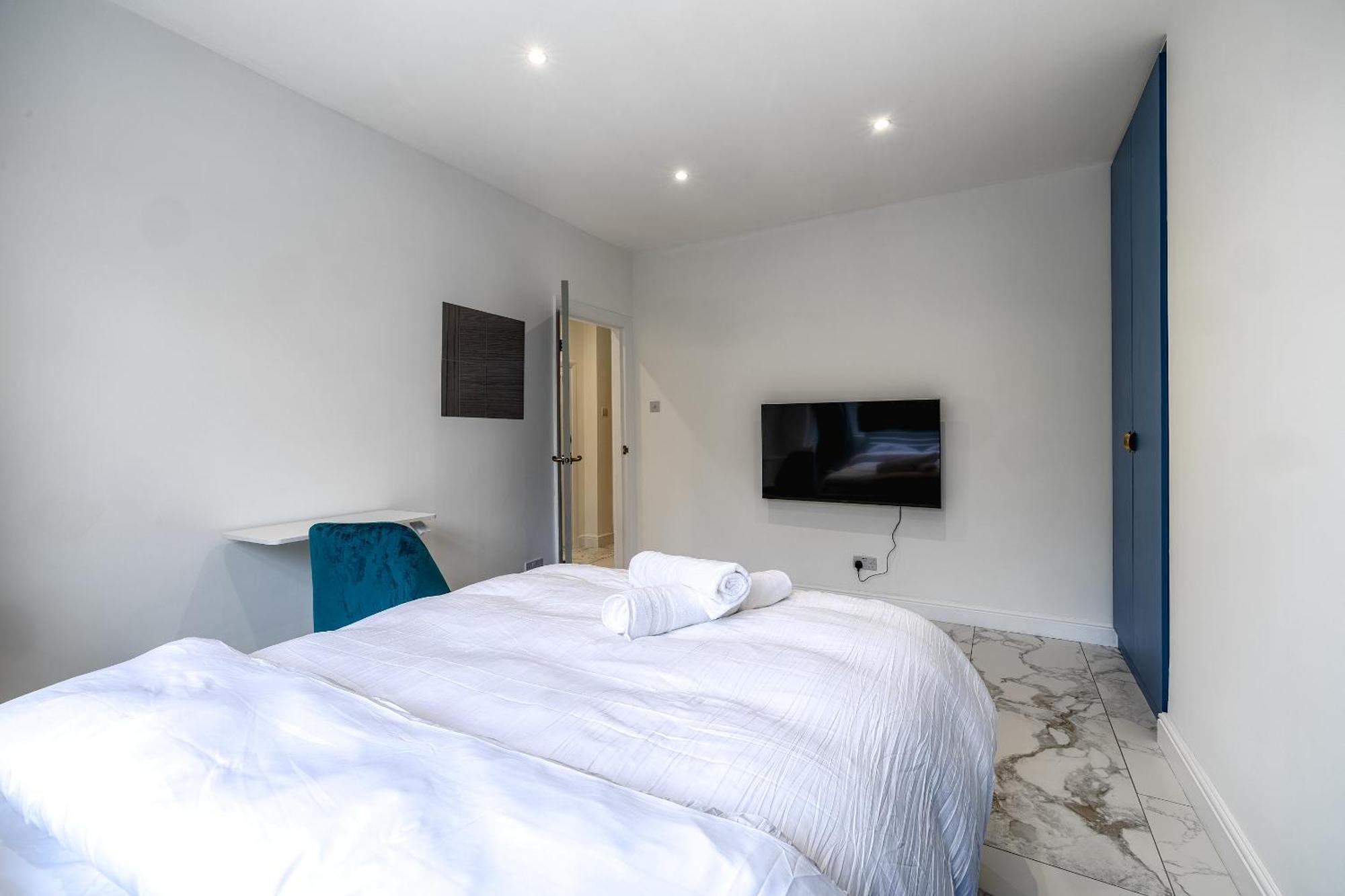 Luxurious 2 Bedroom Flat With Parking And Garden, 5 Mins Walk To Train Station And Bus Stop Opposite Apartamento Londres