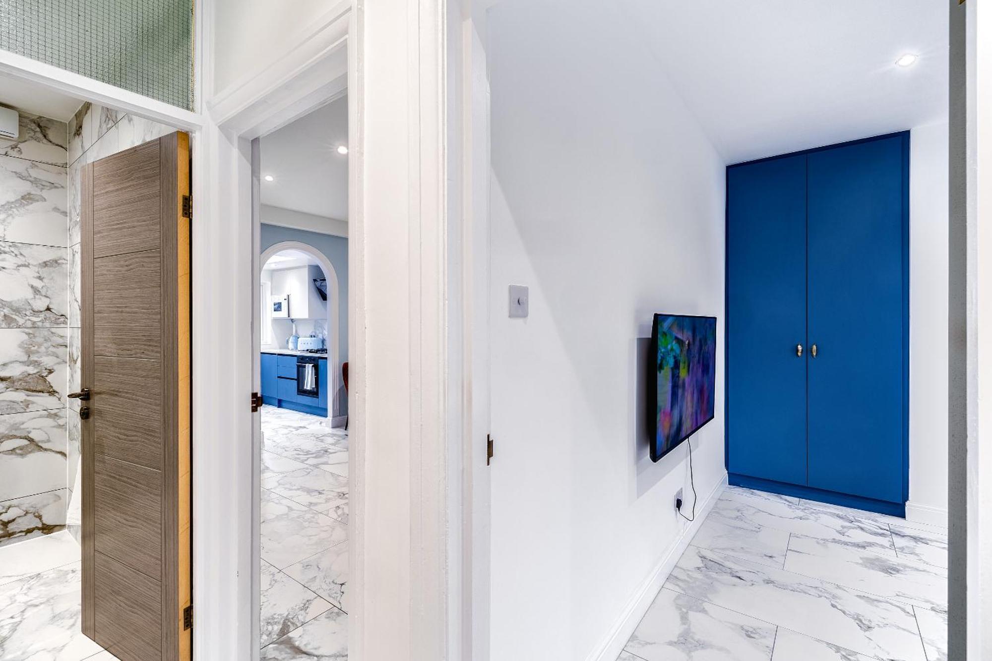 Luxurious 2 Bedroom Flat With Parking And Garden, 5 Mins Walk To Train Station And Bus Stop Opposite