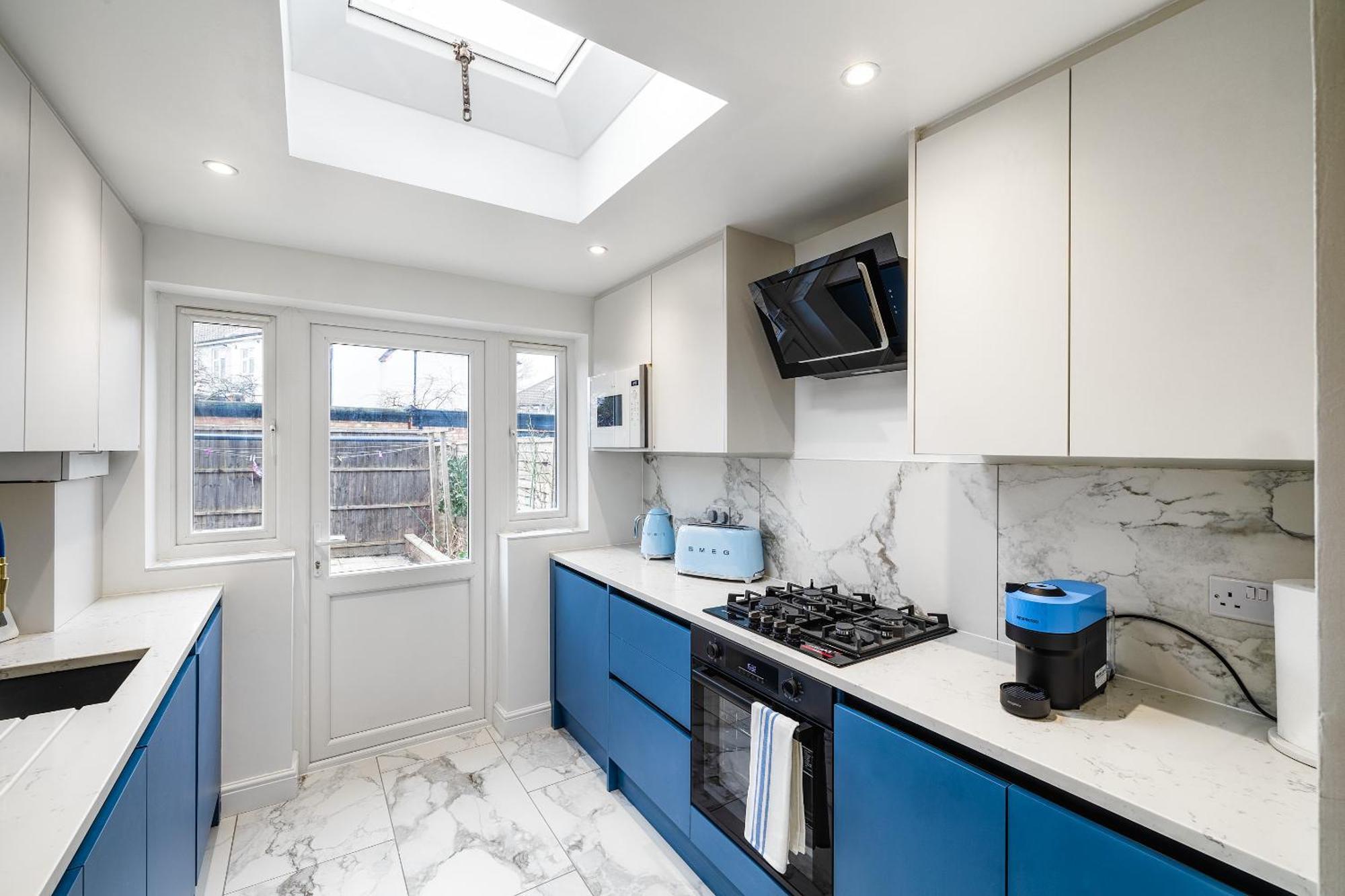 Luxurious 2 Bedroom Flat With Parking And Garden, 5 Mins Walk To Train Station And Bus Stop Opposite Apartamento Londres