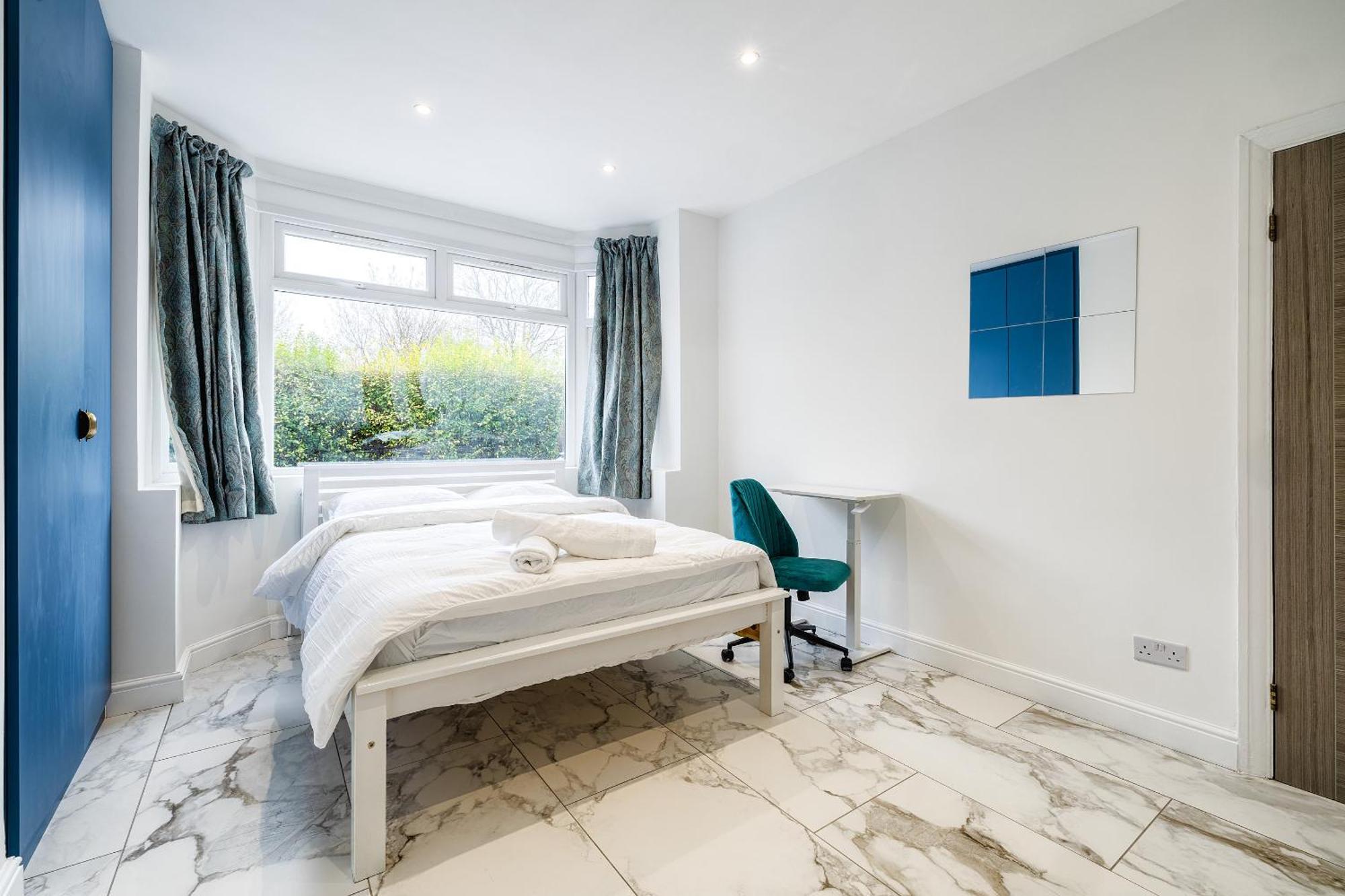 Luxurious 2 Bedroom Flat With Parking And Garden, 5 Mins Walk To Train Station And Bus Stop Opposite *