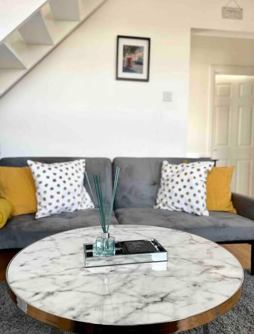 A Bright Two Double Bedroom Flat London