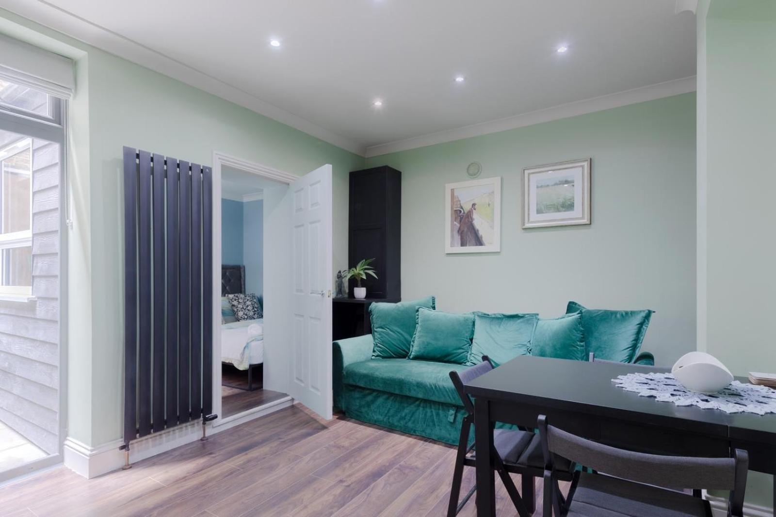 Stylish 2 Bedrooms Flat Sleeps 6 & Garden Zone 2 Cls Apartment