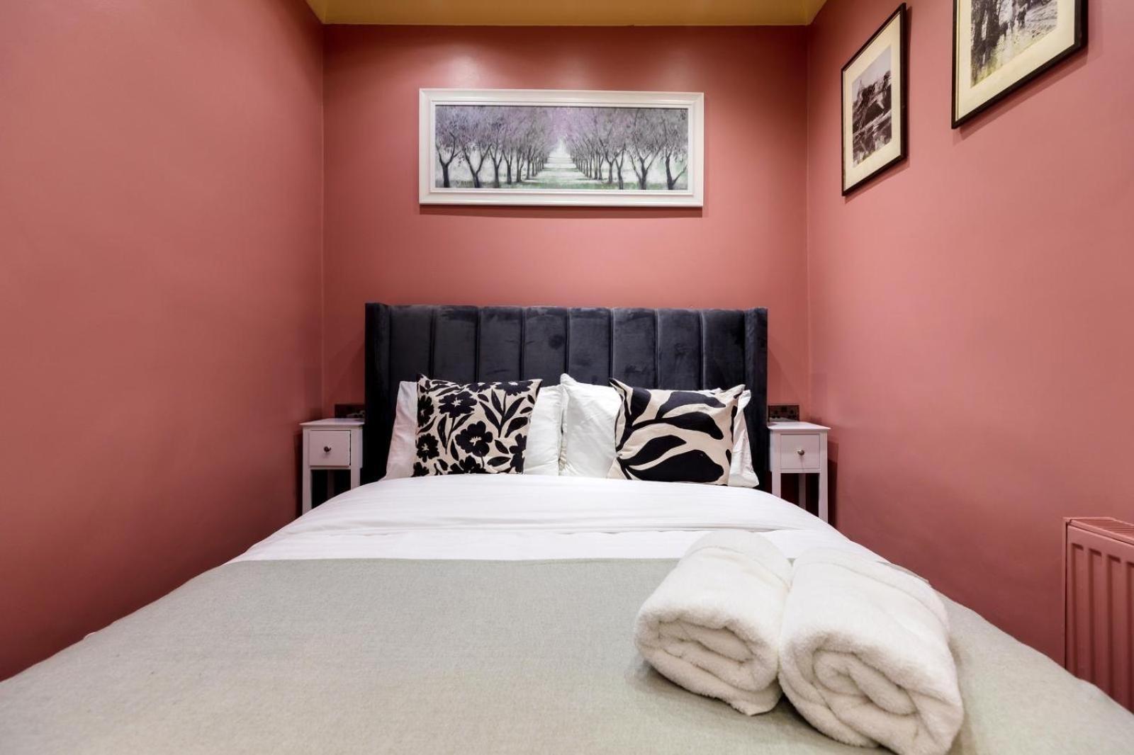 Stylish 2 Bedrooms Flat Sleeps 6 & Garden Zone 2 Cls London