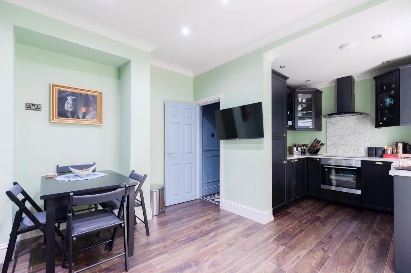 Stylish 2 Bedrooms Flat Sleeps 6 & Garden Zone 2 Cls Apartment *