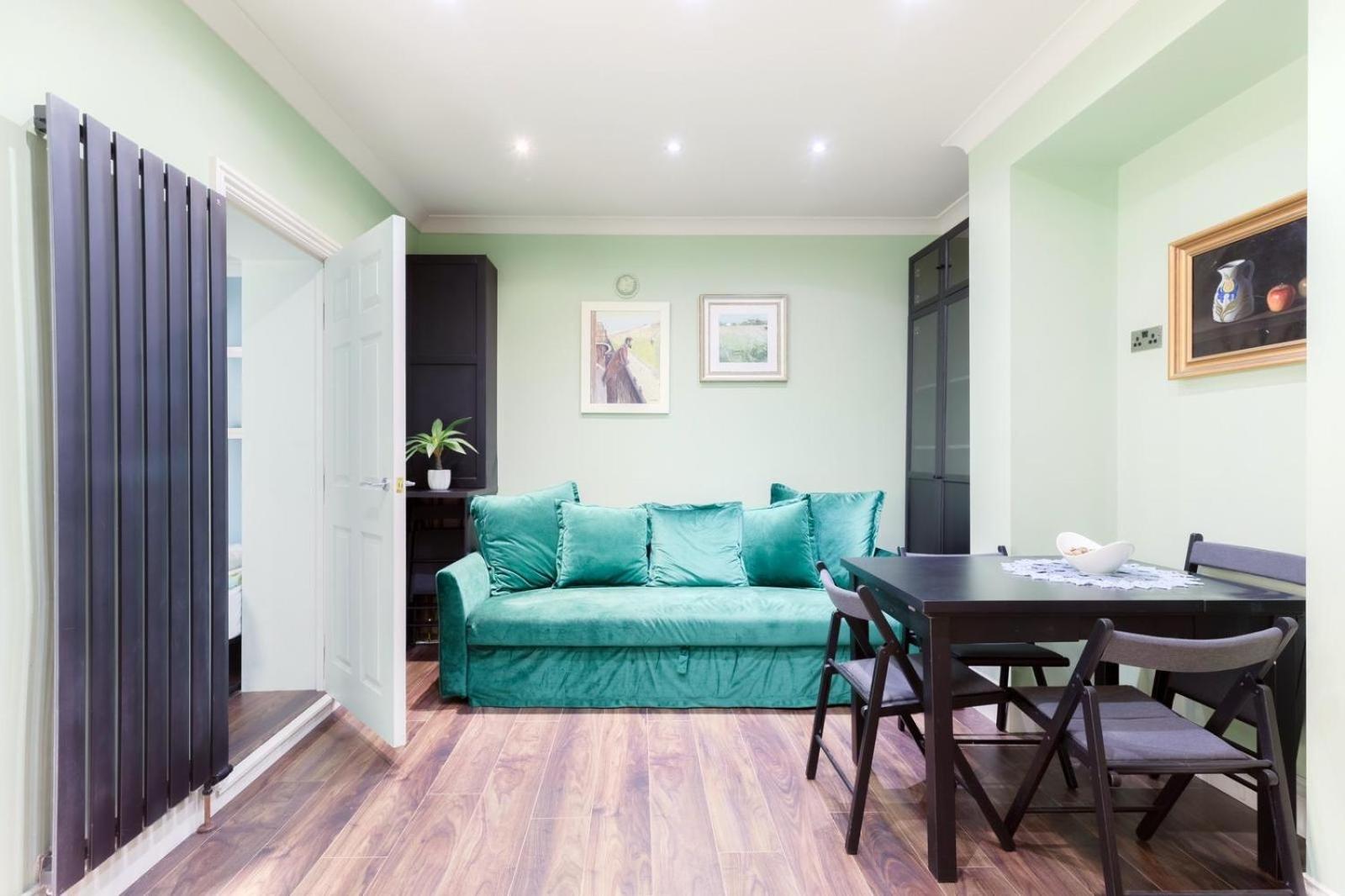 Apartment Stylish 2 Bedrooms Flat Sleeps 6 & Garden Zone 2 Cls London