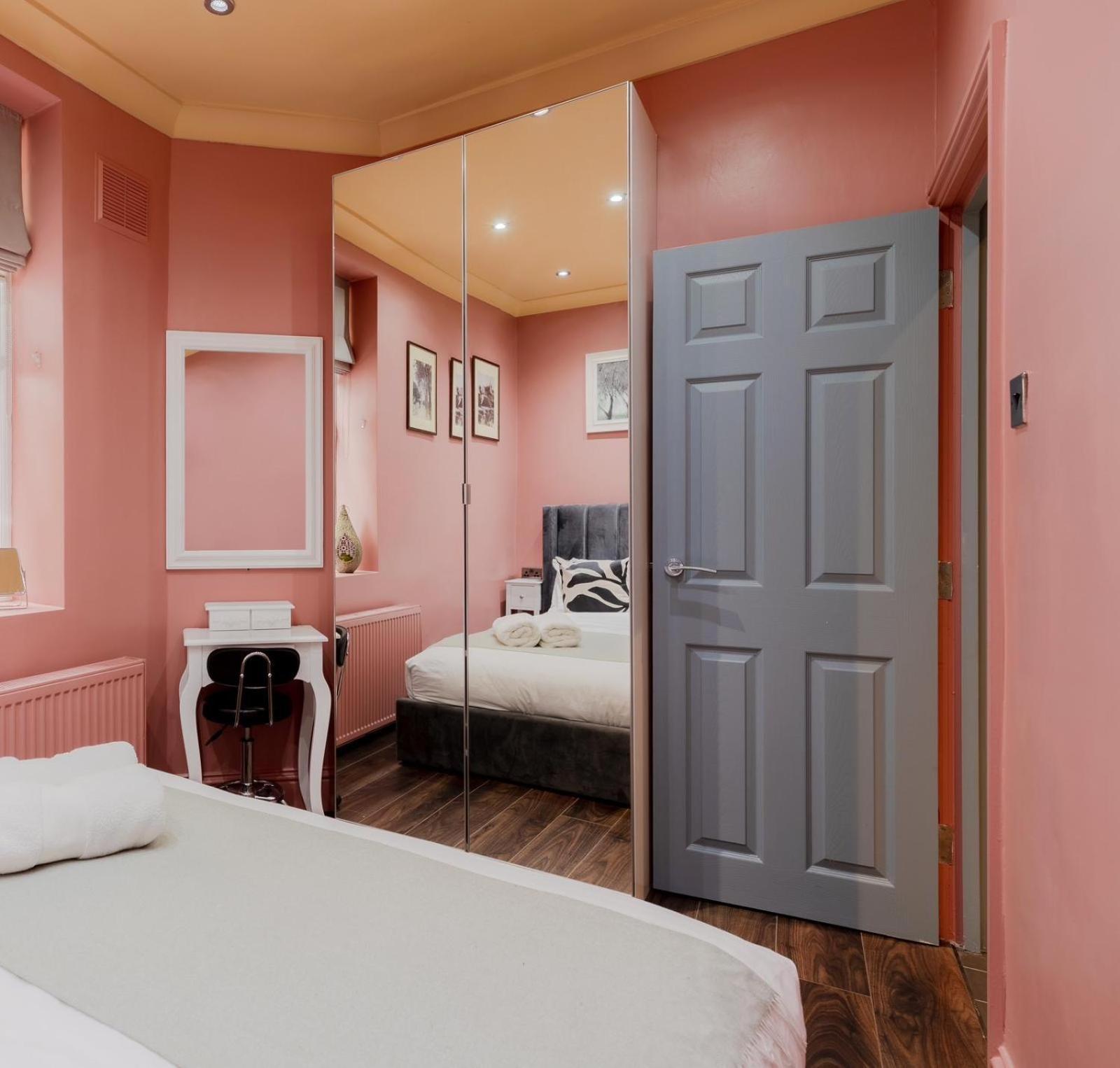 Stylish 2 Bedrooms Flat Sleeps 6 & Garden Zone 2 Cls London