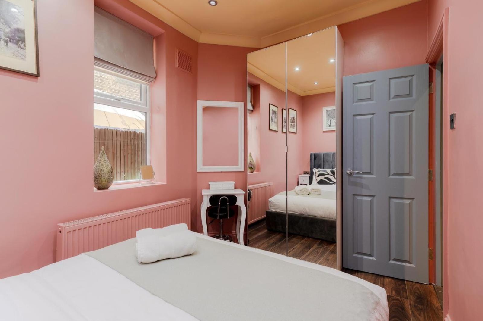 Apartment Stylish 2 Bedrooms Flat Sleeps 6 & Garden Zone 2 Cls *