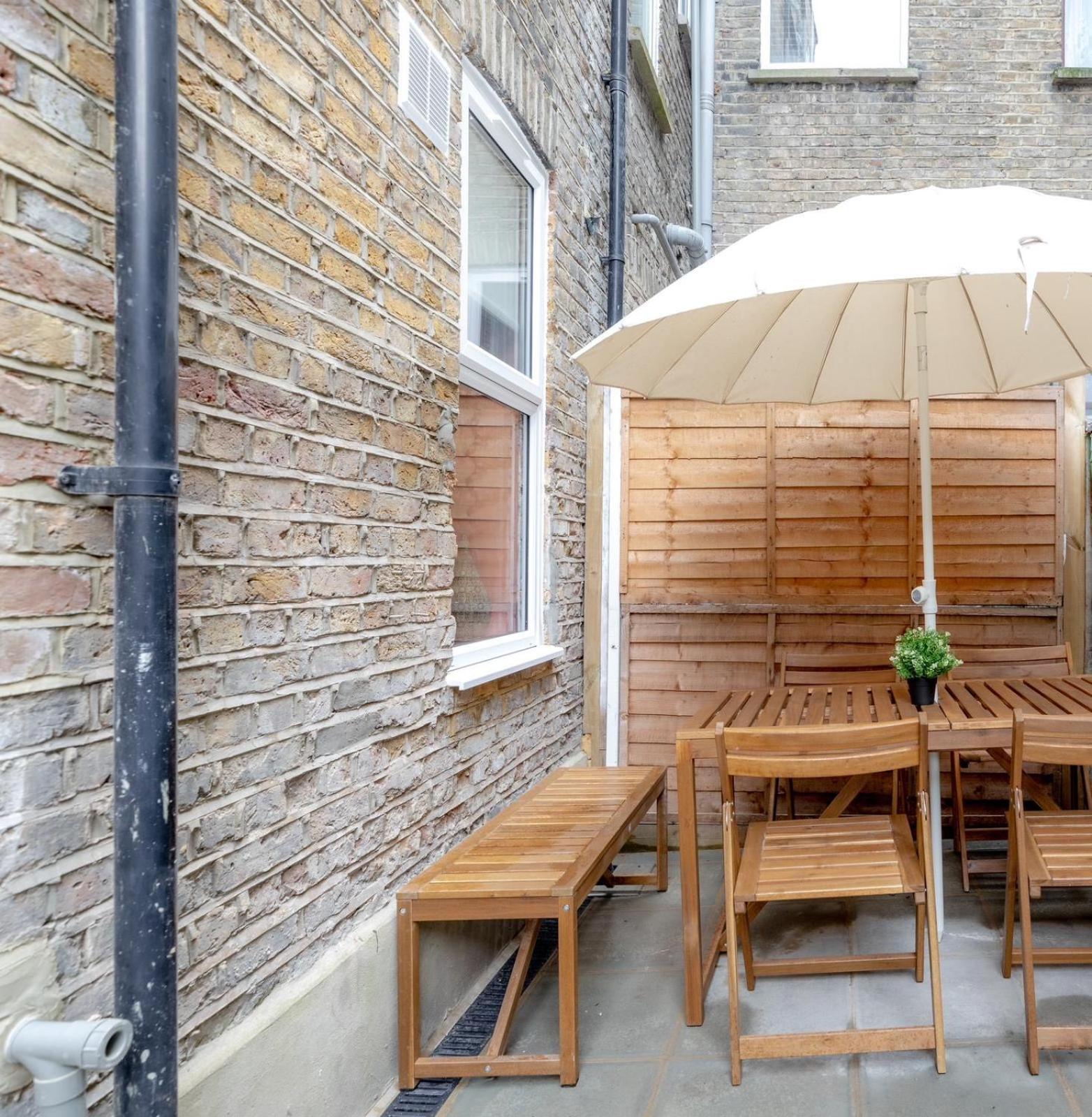 Stylish 2 Bedrooms Flat Sleeps 6 & Garden Zone 2 Cls