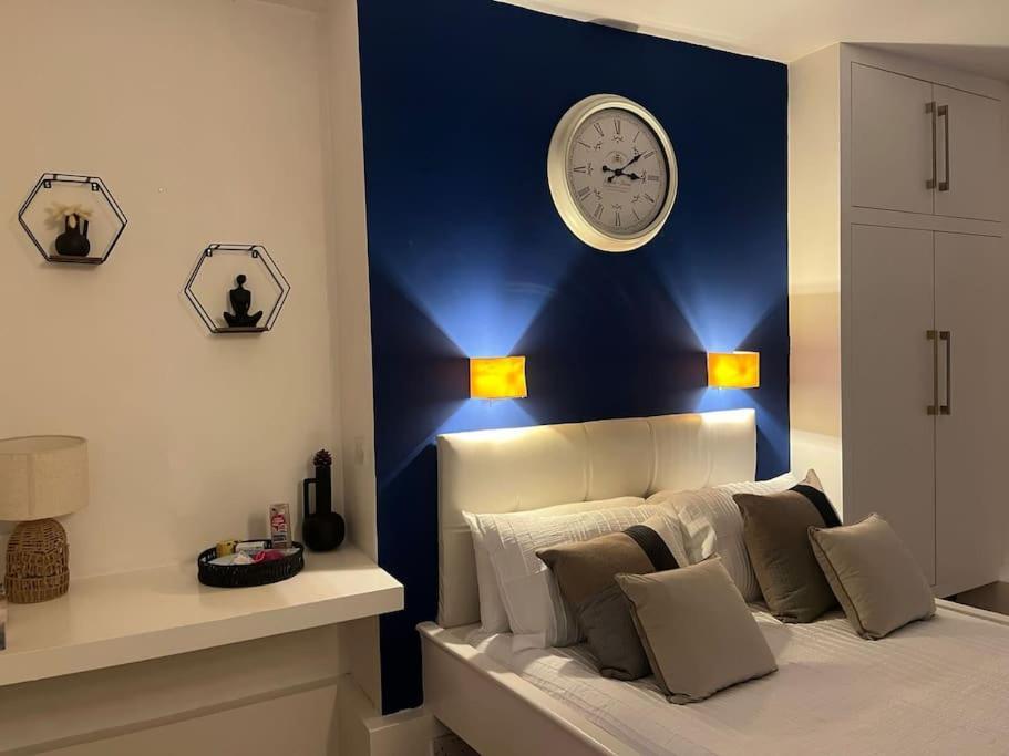 Modern In Barbican Ec1 - Blue - F4