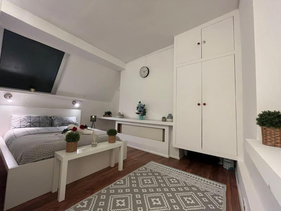 Modern Cosy Studio In Barbican - Green - F2 *