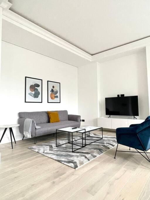 & Stylish 2 Bedroom Apartment
