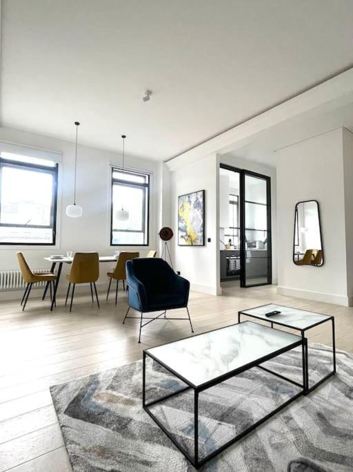 & Stylish 2 Bedroom * London