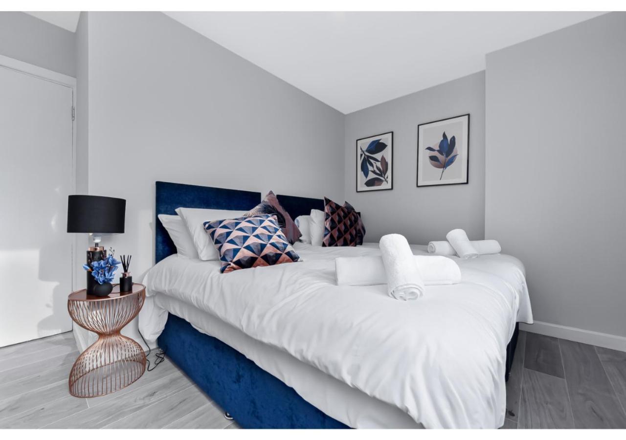 Apartment Lovely 4 Bedroom With Outdoor Space! *