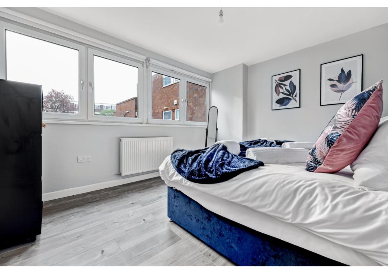 Apartment Lovely 4 Bedroom With Outdoor Space! London