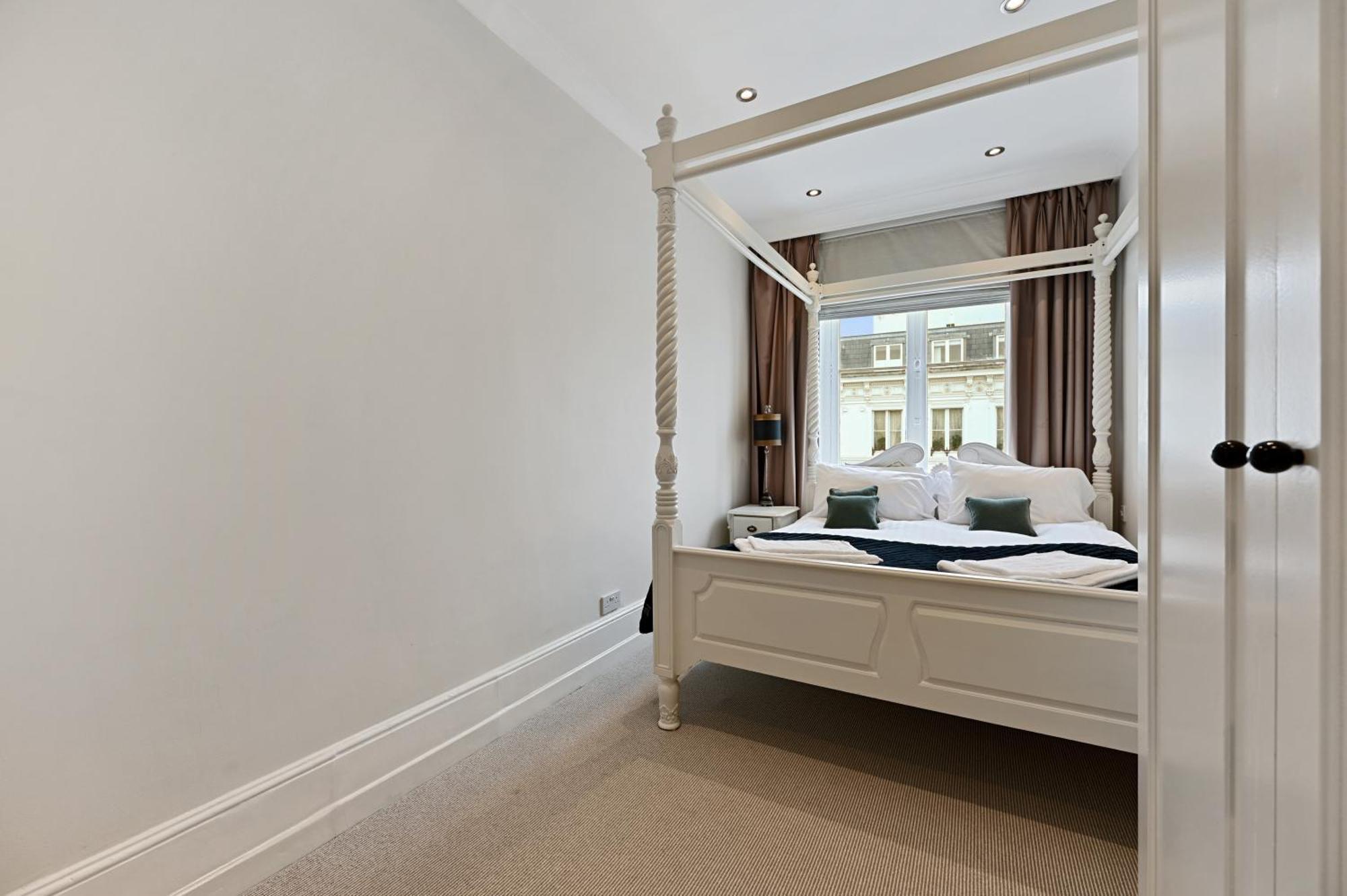 Beautiful 2 King Size Beds 2 Bath- Sleeps 5 In Earls Court London