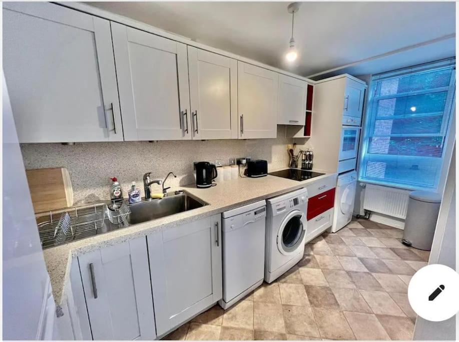 Cosy Westbourne Park Apartment