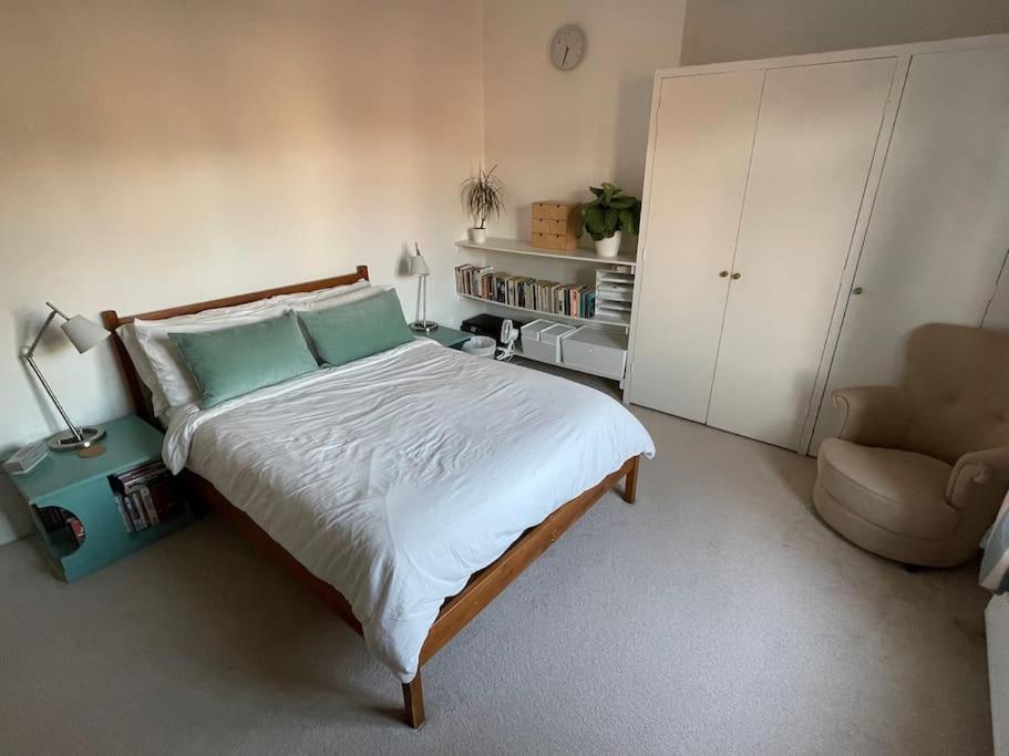 Beautiful 3 Bed In Leafy Hampstead Apartment *
