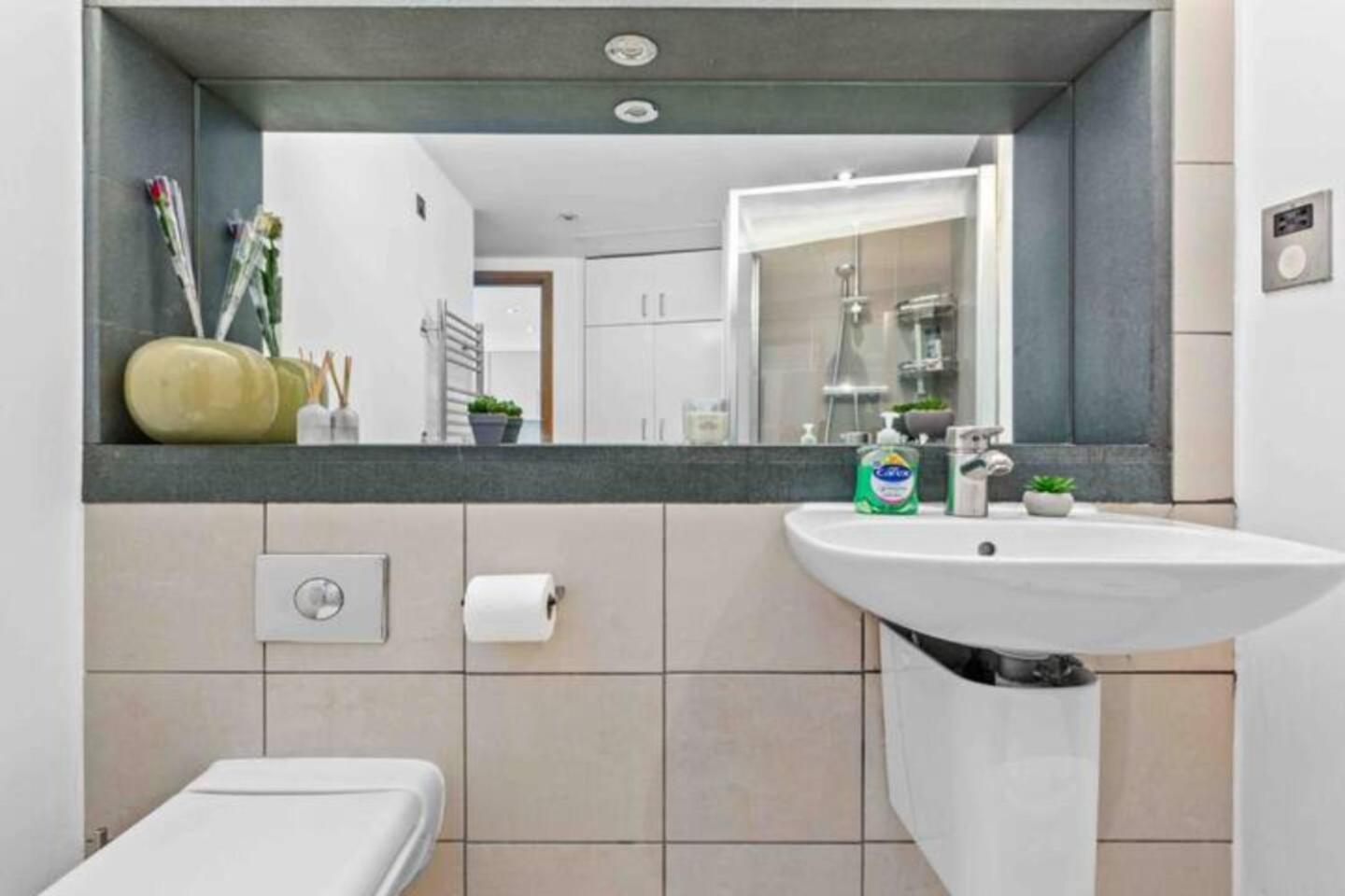 Apartment Sleep 4 In St Piccadilly Hy10 London