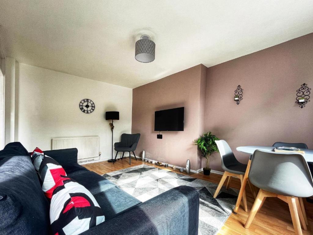 Apartment Tom Place In Mile End - 2 Double Beds, 1 Bunk Bed, Max 6, Spacious, Ideal For Families London