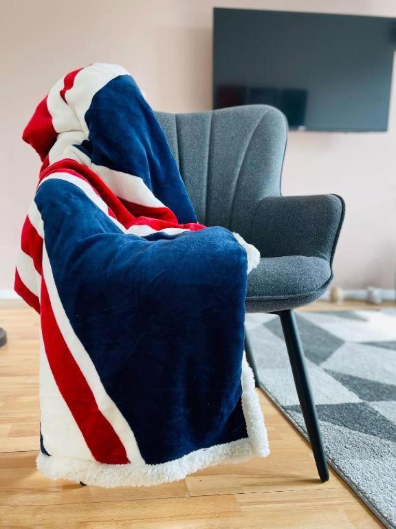 Tom Place In Mile End - 2 Double Beds, 1 Bunk Bed, Max 6, Spacious, Ideal For Families Apartment London