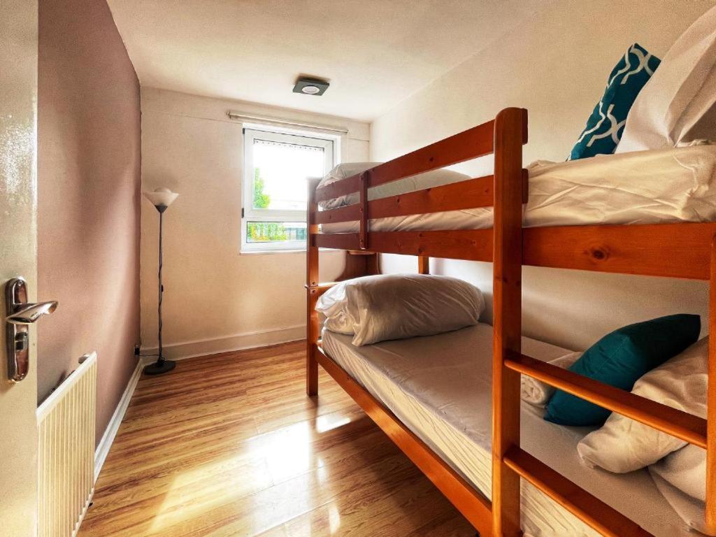 Apartment Tom Place In Mile End - 2 Double Beds, 1 Bunk Bed, Max 6, Spacious, Ideal For Families *