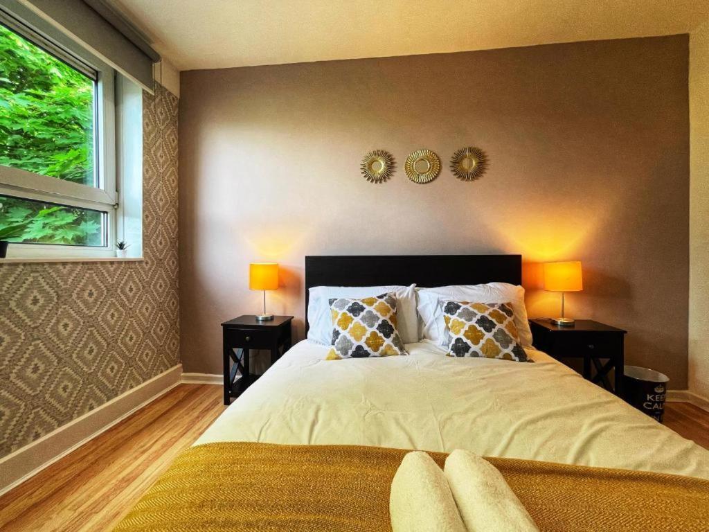 Apartment Tom Place In Mile End - 2 Double Beds, 1 Bunk Bed, Max 6, Spacious, Ideal For Families