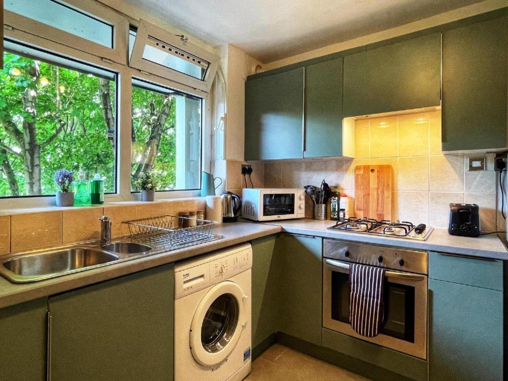 Apartment Tom Place In Mile End - 2 Double Beds, 1 Bunk Bed, Max 6, Spacious, Ideal For Families *