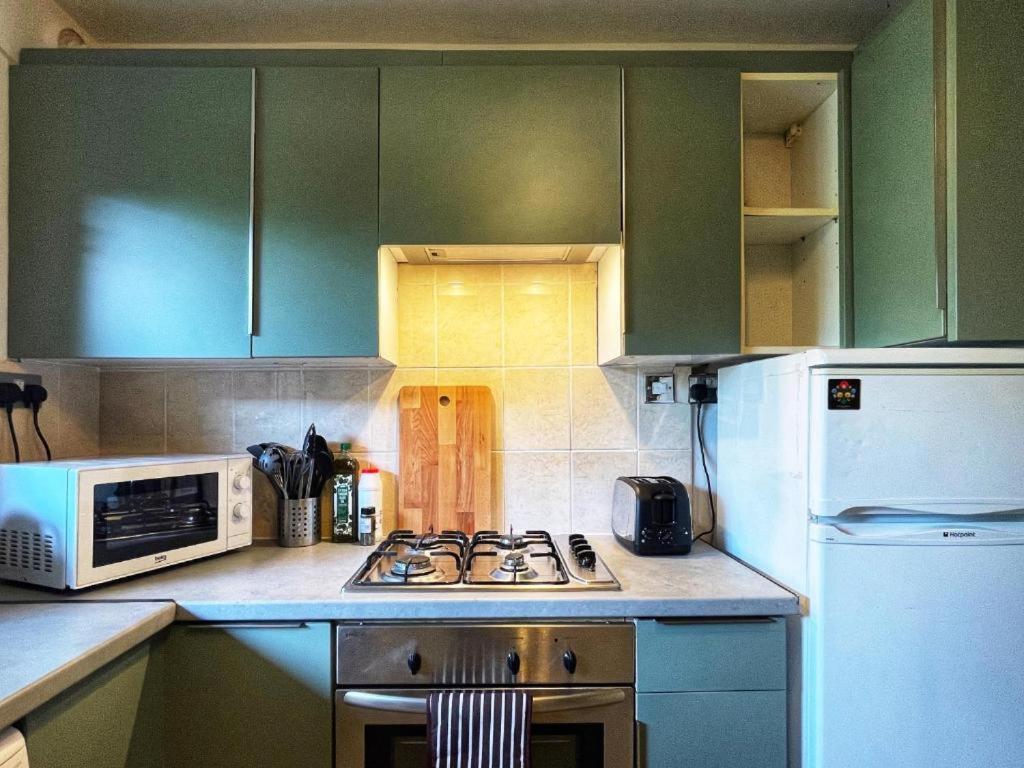 Tom Place In Mile End - 2 Double Beds, 1 Bunk Bed, Max 6, Spacious, Ideal For Families *