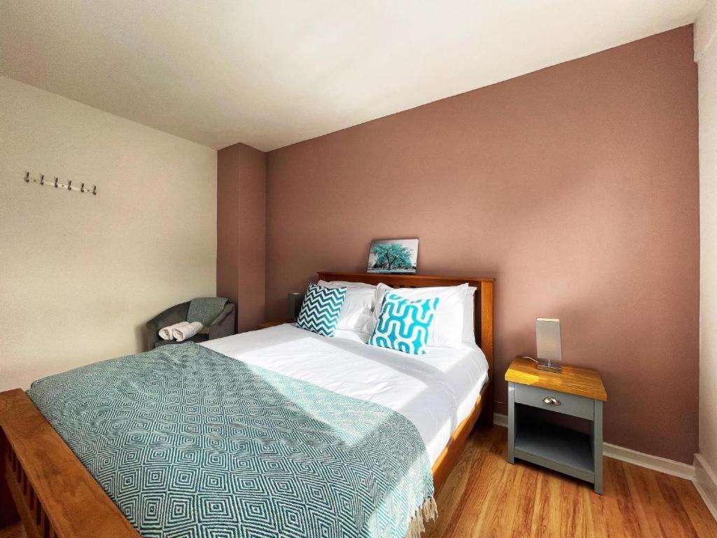 Apartment Tom Place In Mile End - 2 Double Beds, 1 Bunk Bed, Max 6, Spacious, Ideal For Families