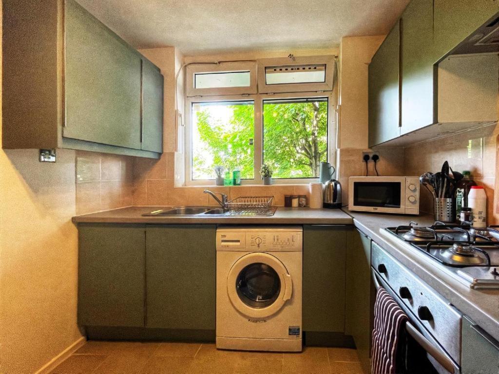 Apartment Tom Place In Mile End - 2 Double Beds, 1 Bunk Bed, Max 6, Spacious, Ideal For Families London