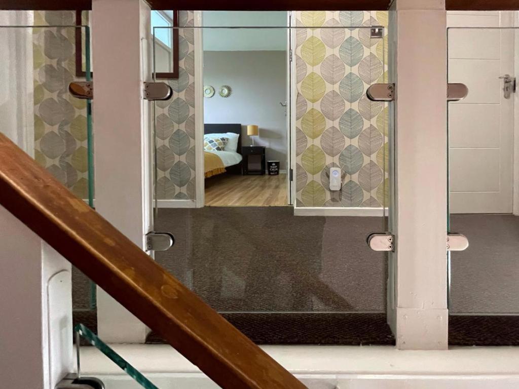Tom Place In Mile End - 2 Double Beds, 1 Bunk Bed, Max 6, Spacious, Ideal For Families *