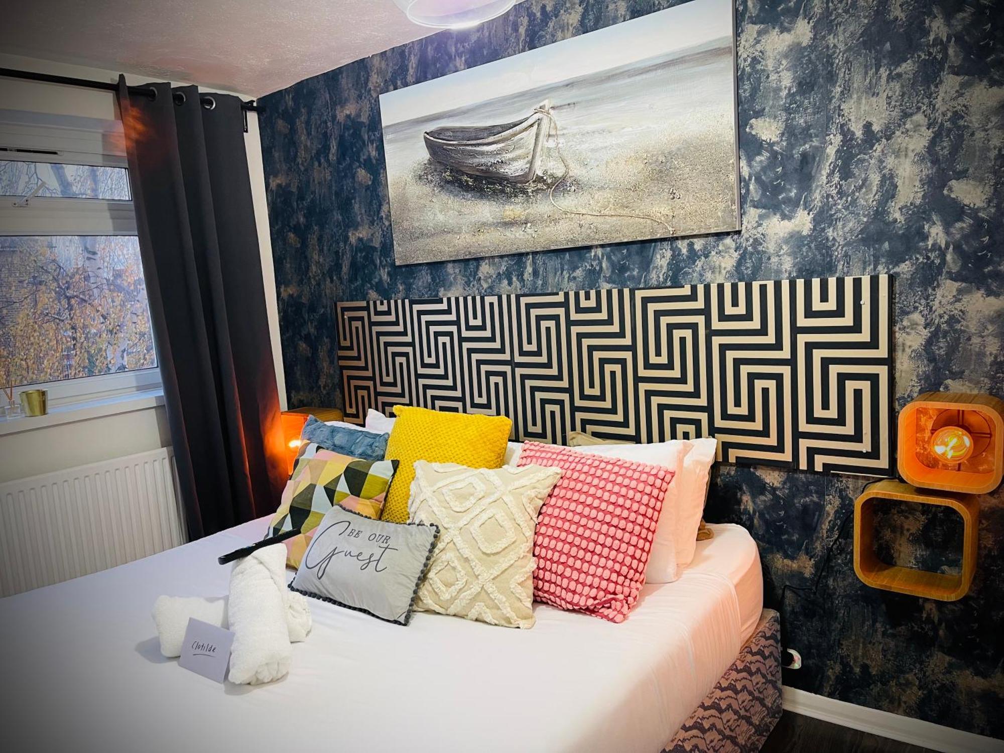 Homestay R2 Superking Sized Bed & 65