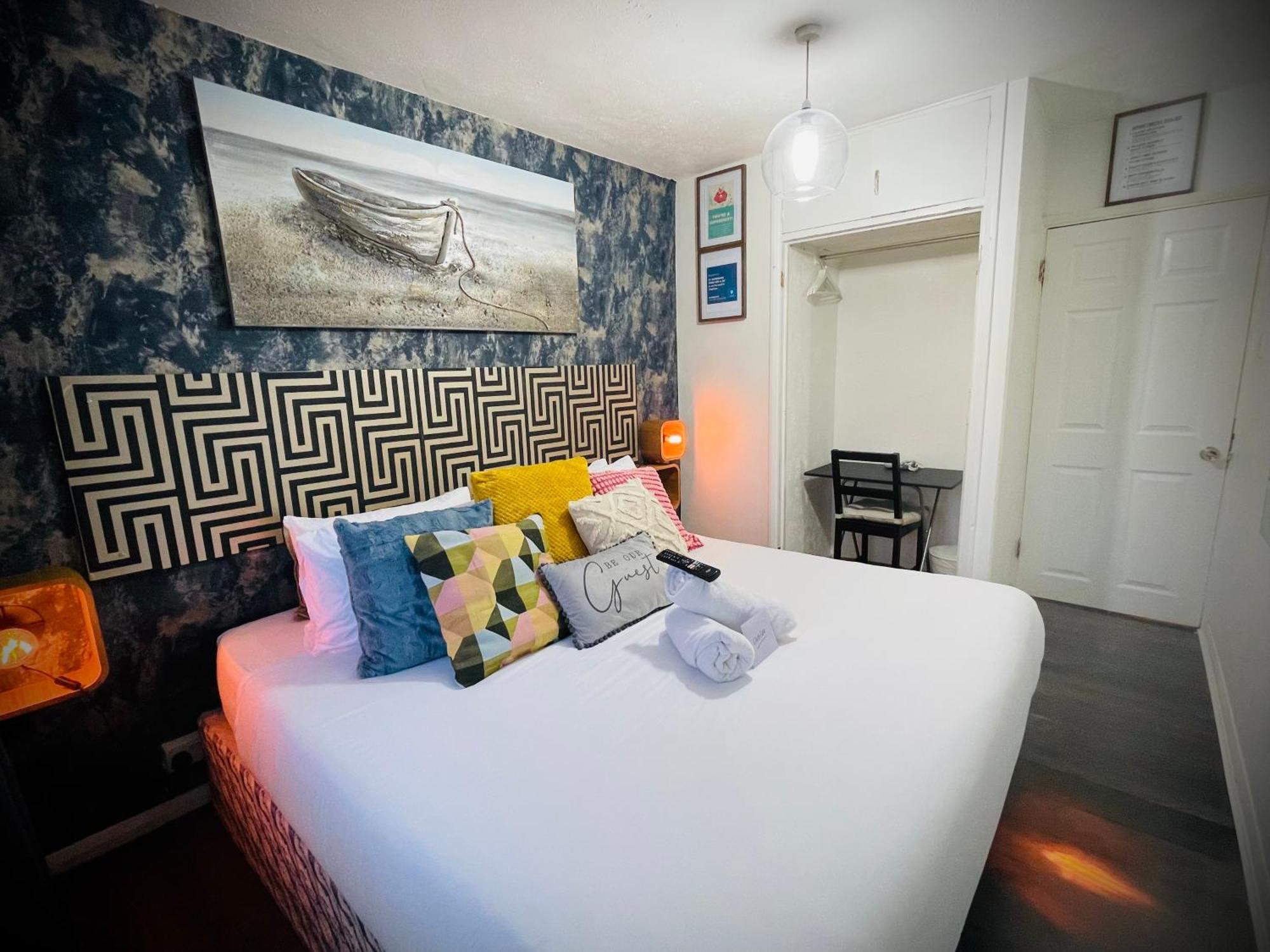 R2 Superking Sized Bed & 65
