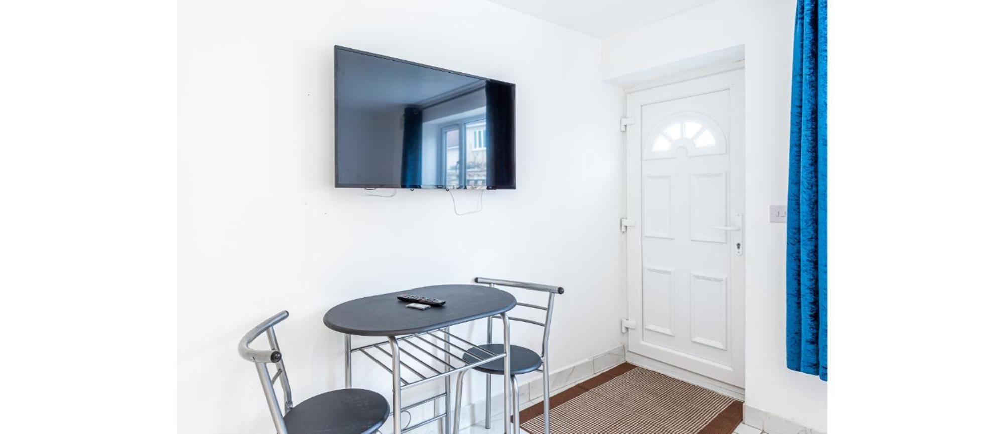 Newly Renovated Cozy Studio #2 Apartment *
