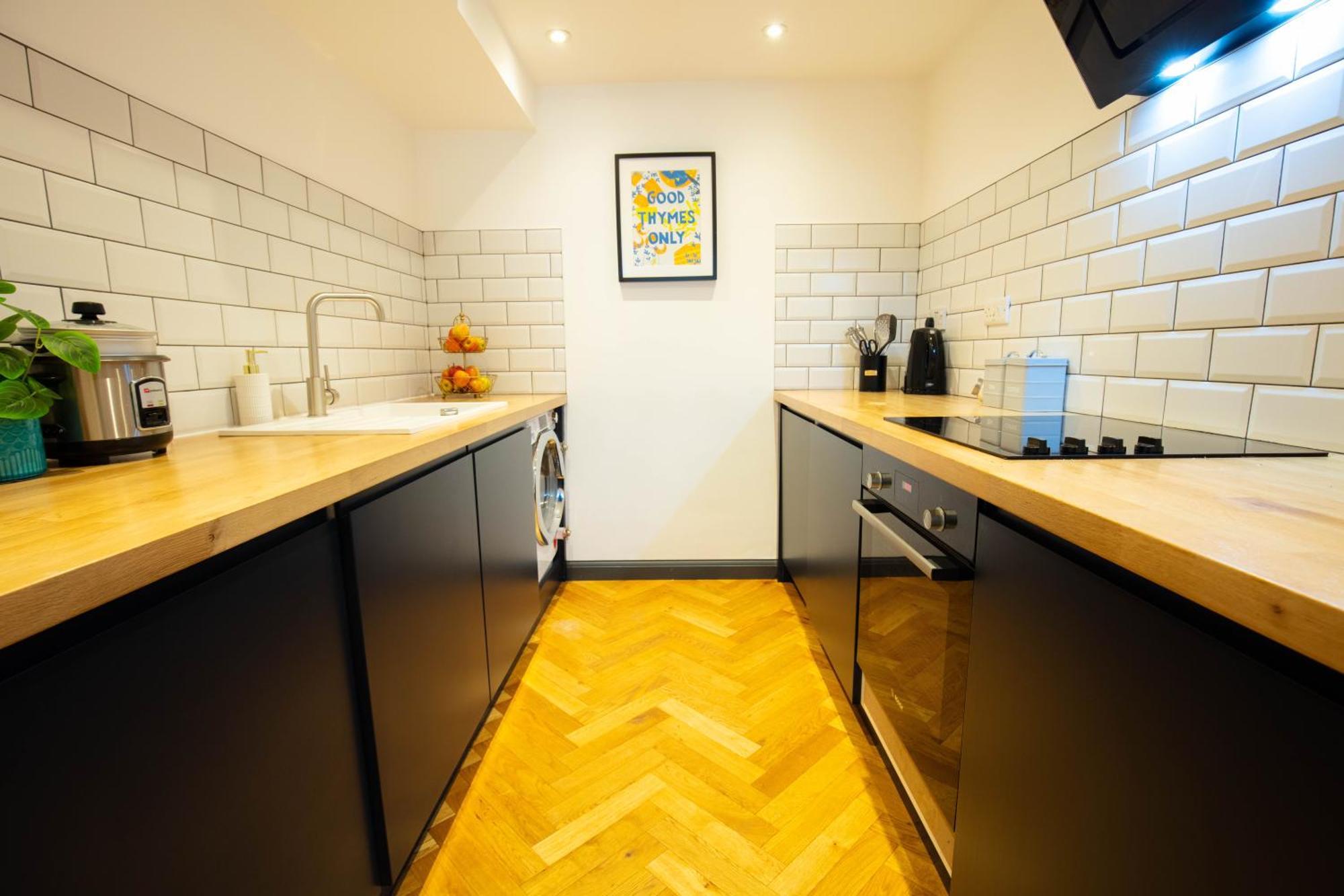 Hidden Retreat With Steam Room, King Bed Near Tube *
