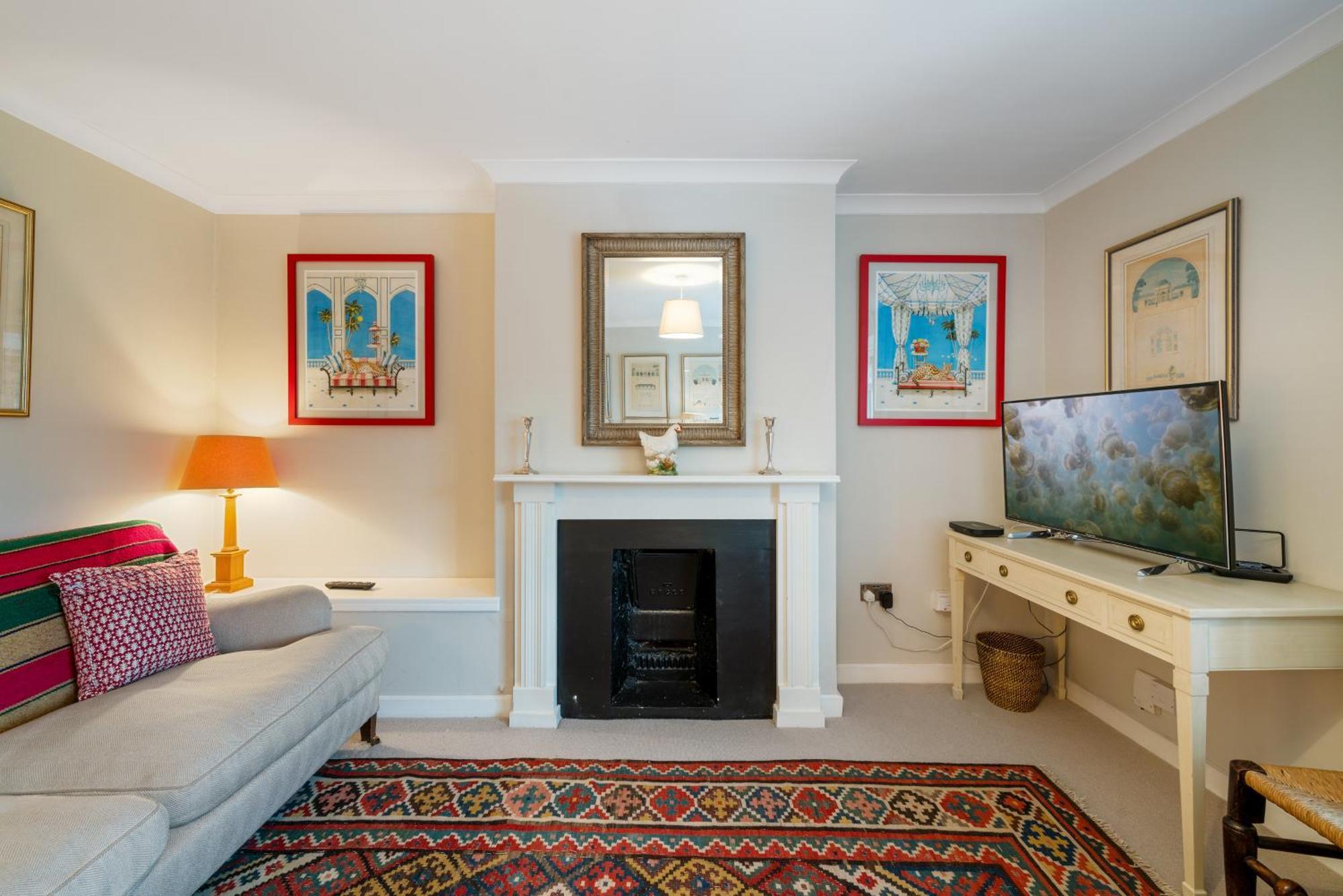 Bright & Cosy Gem ~ Battersea Park View ~ King Bed Apartment
