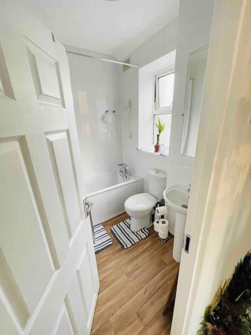 Lovely 1 Bedroom Flat+living With A Sofa Bed Apartamento Londres