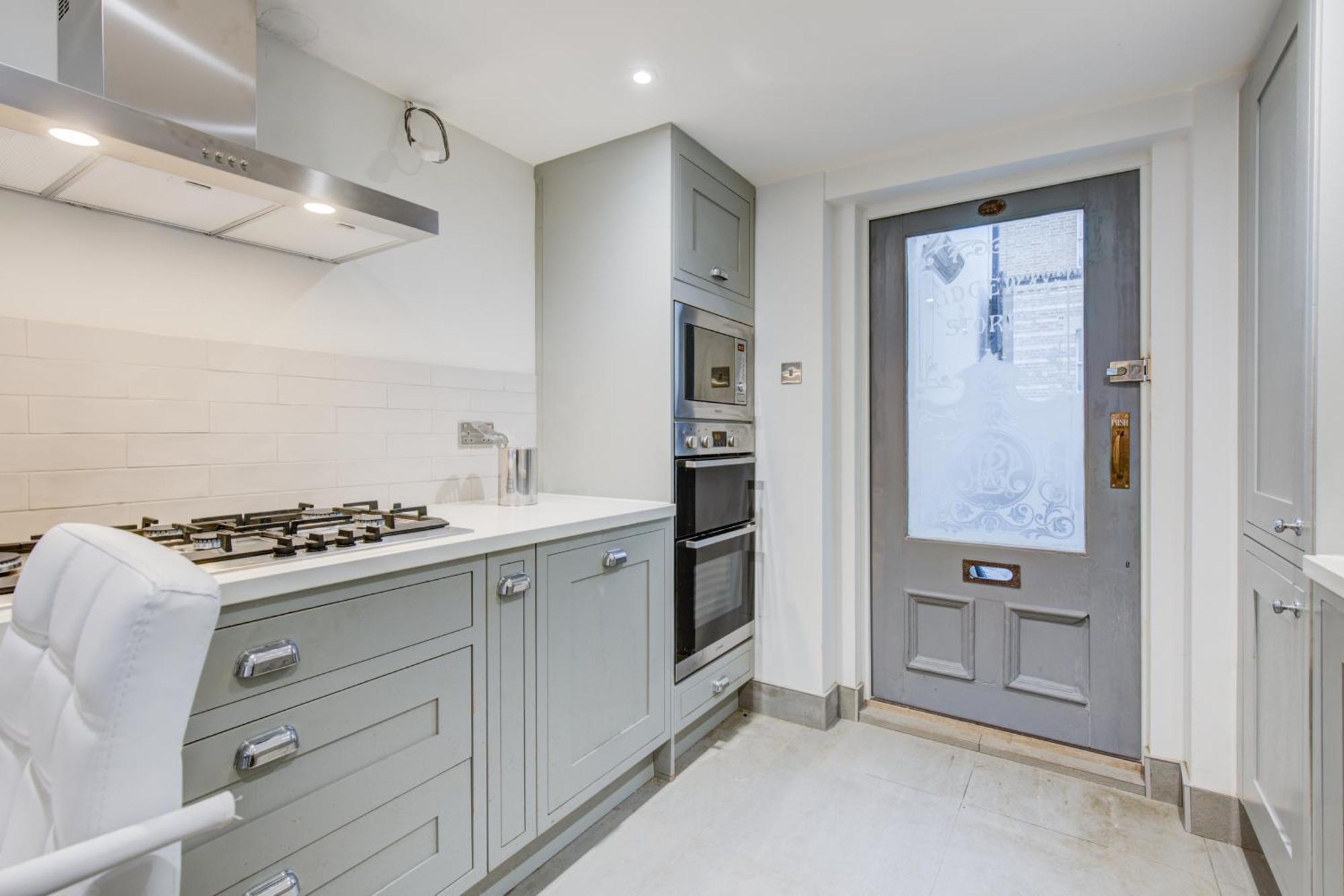 Victoria Belgravia Townhouse Apartment *