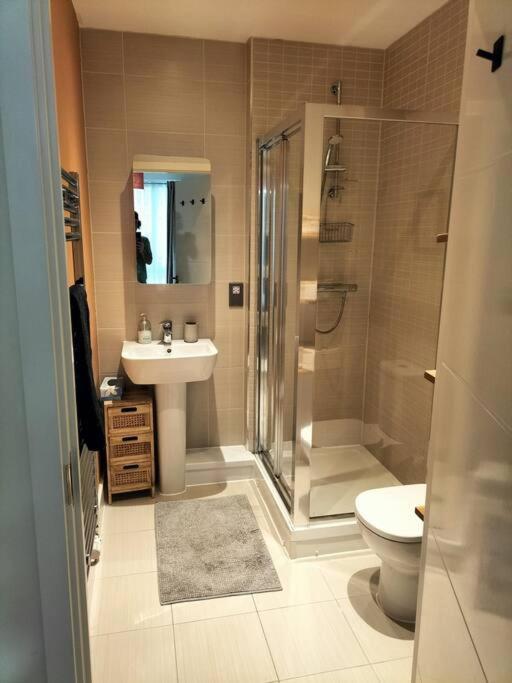 Spacious 2-bedroom In Location, Modern Amenities, Walking Distance To Attractions * Londres