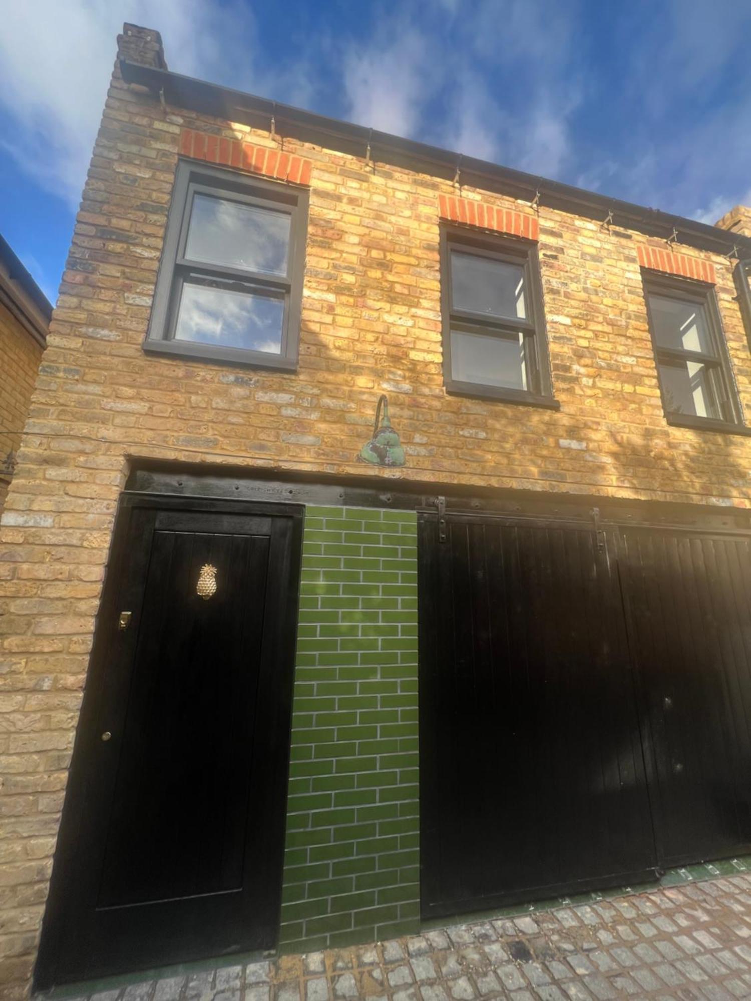 Private In Mews House Homestay *