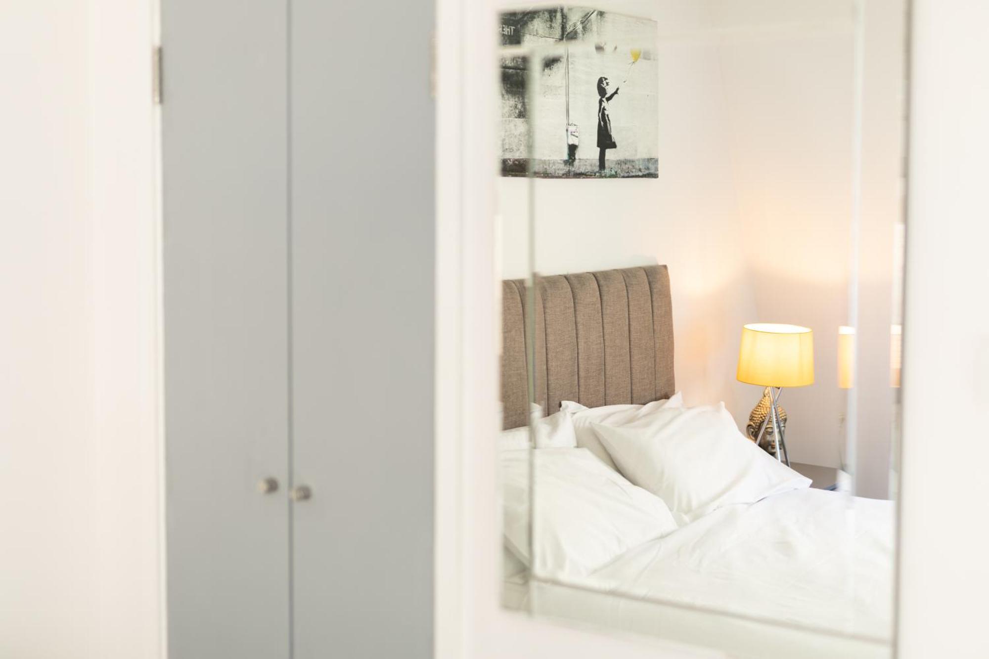 Comfortable 4 Bed Mews Town House Near Hyde Park London