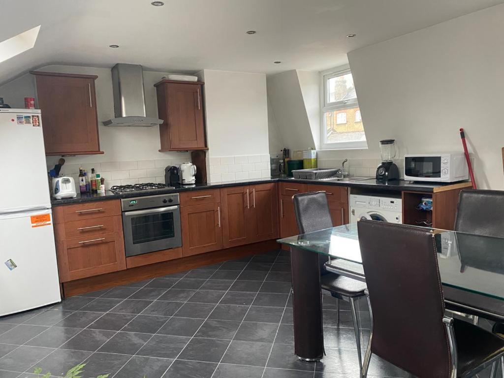Gorgeous Hammersmith Home. Sleeps 6. Tube 5 Mins! Apartment *